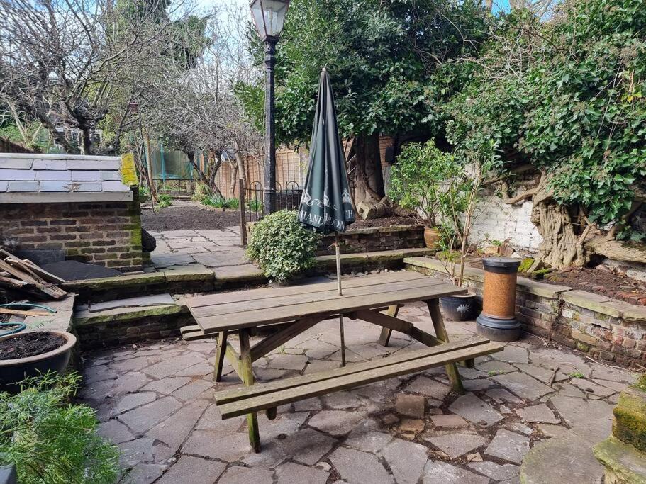Entire Ground Floor Flat, Free Off-Street Parking And Large Garden Daire Londra Dış mekan fotoğraf